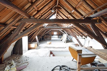 <p>Overzicht van de zolder in de richting van de achterzijde. </p>
